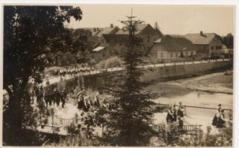 Digitalna vsebina dCOBISS ([Kostanjevica 25 letnica - 6.8.1933] [Slikovno gradivo] : Sokol - povorka na telovadišče)