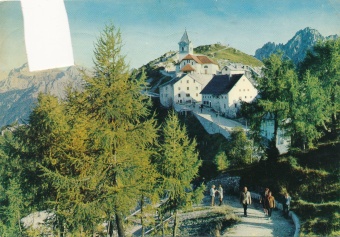 Digitalna vsebina dCOBISS (Santuario di Monte Lussari (m. 1789), Sullo sfondo il Gruppo del Mangart (m. 2679) [Slikovno gradivo] = Luschariberg (m. 1789), im Hintergrund Mangart Gruppe (m. 2679) = Svete Višarje (m. 1789))