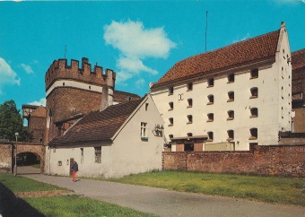 Digitalna vsebina dCOBISS (Toruń [Slikovno gradivo] : Spichrz z 1719 r. oraz gotycka Brama Mostowa z 1432 r.)